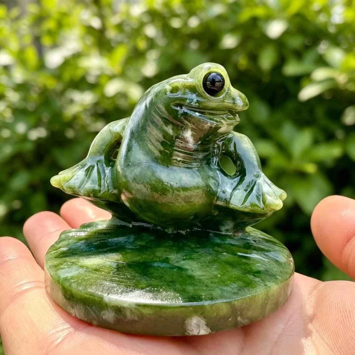 ๐ธ Hand-Carved Southern Jade Frog Figurine