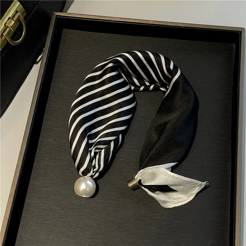✨ Effortless Glamour: Pop-On Pearl Necklace Scarf 🧣