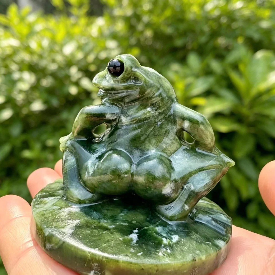 🐸 Hand-Carved Southern Jade Frog Figurine