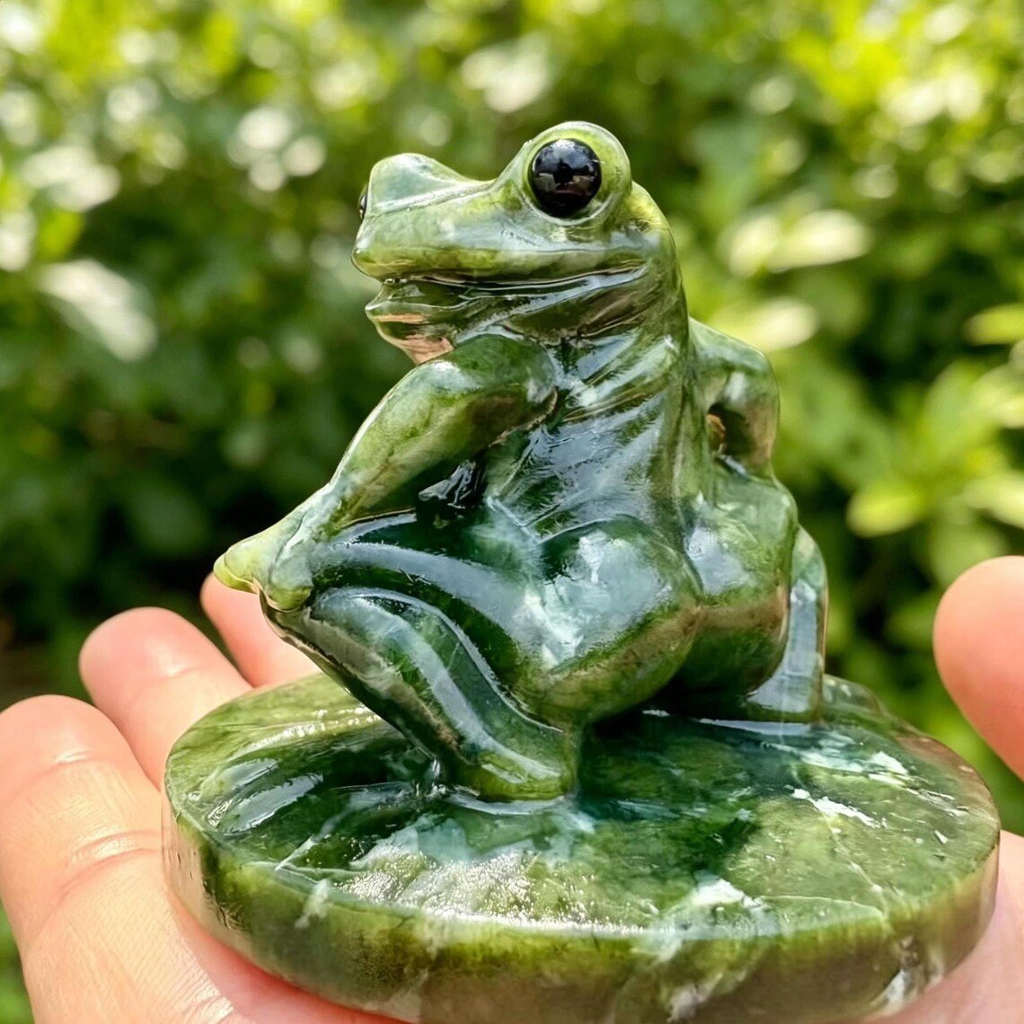 🐸 Hand-Carved Southern Jade Frog Figurine