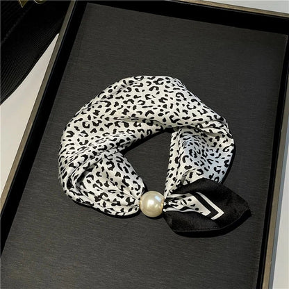 ✨ Effortless Glamour: Pop-On Pearl Necklace Scarf 🧣