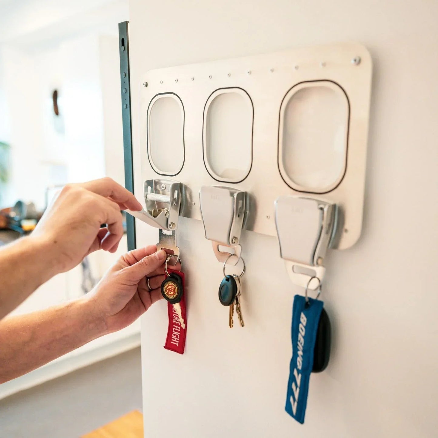 ✈️ Aviation Style Key Holder – Buckle-Inspired Wall Mounted Key Organizer for Entryway & Home