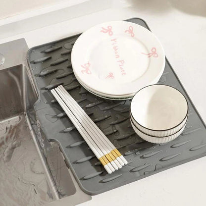🔥HOT SALE🔥Non-Spill Silicone Worktop Saver – Heat-Resistant & Non-Slip Mat for Drip-Free Drying