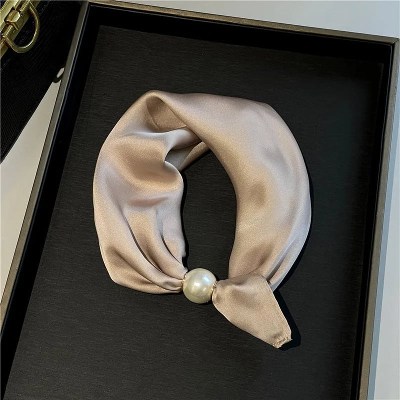 ✨ Effortless Glamour: Pop-On Pearl Necklace Scarf 🧣