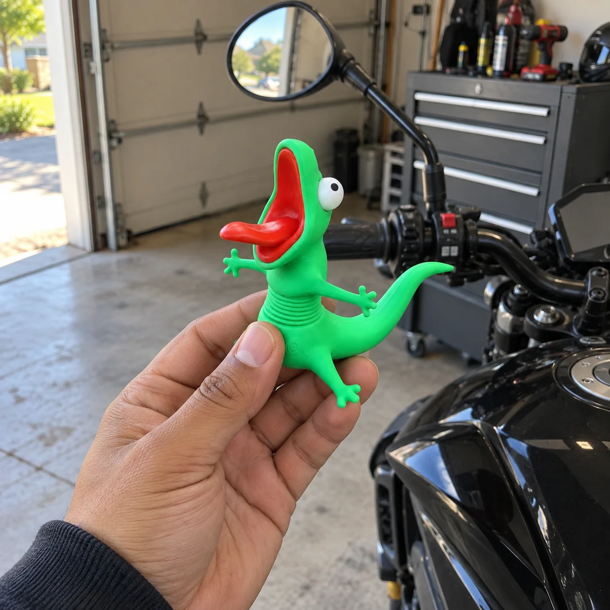 🦎🏍Wobbly Riding Buddy – Car & Motorcycle Decor